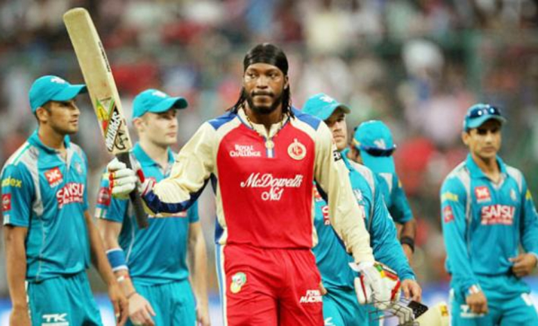 Chris Gayle (IPL में एक ओवर में 5 छक्के लगाने वाले बल्लेबाज)